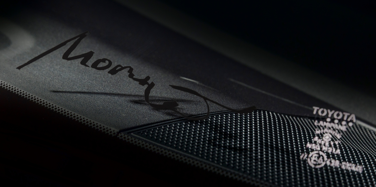 擋風玻璃附有Morizo簽名。