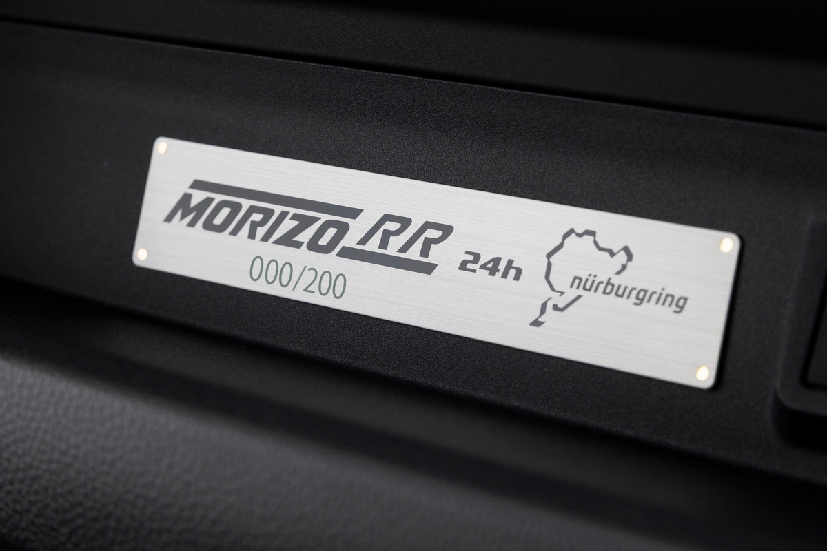 限量車款車室當然要有序號銘牌。