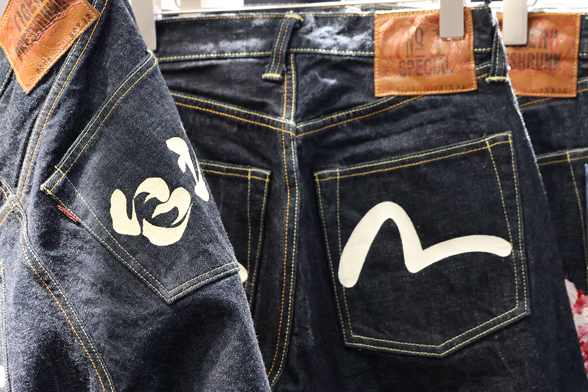 日本EVISU快閃店獨家推出TAIPEI 101限定款，邀畫家Shuhei Hara來台手繪牛仔褲。（圖：車勢星聞）