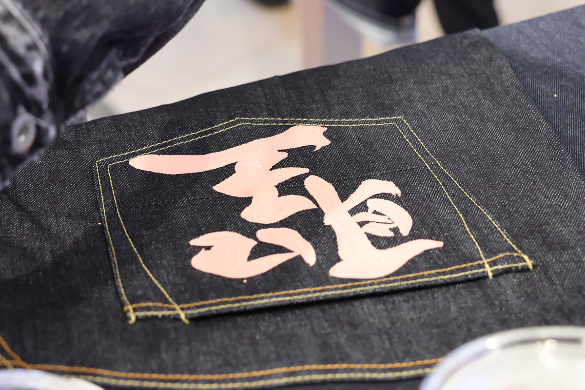 日本EVISU快閃店獨家推出TAIPEI 101限定款，邀畫家Shuhei Hara來台手繪牛仔褲。（圖：車勢星聞）