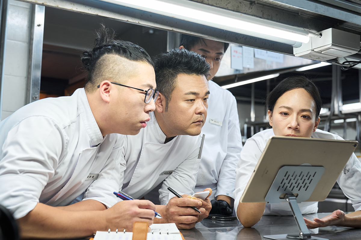 【車勢星聞】《星廚之戰》迎來四強第二戰，淘汰組合回歸胡宇威嚇到口誤連連。（圖：華視提供） 