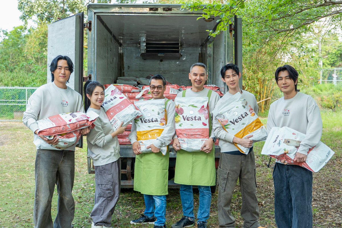 快電商創辦人偕同萬達寵物執行長 李俊廣（左3） 、副執行長 羅至玄（右3）搬糧至狗園。