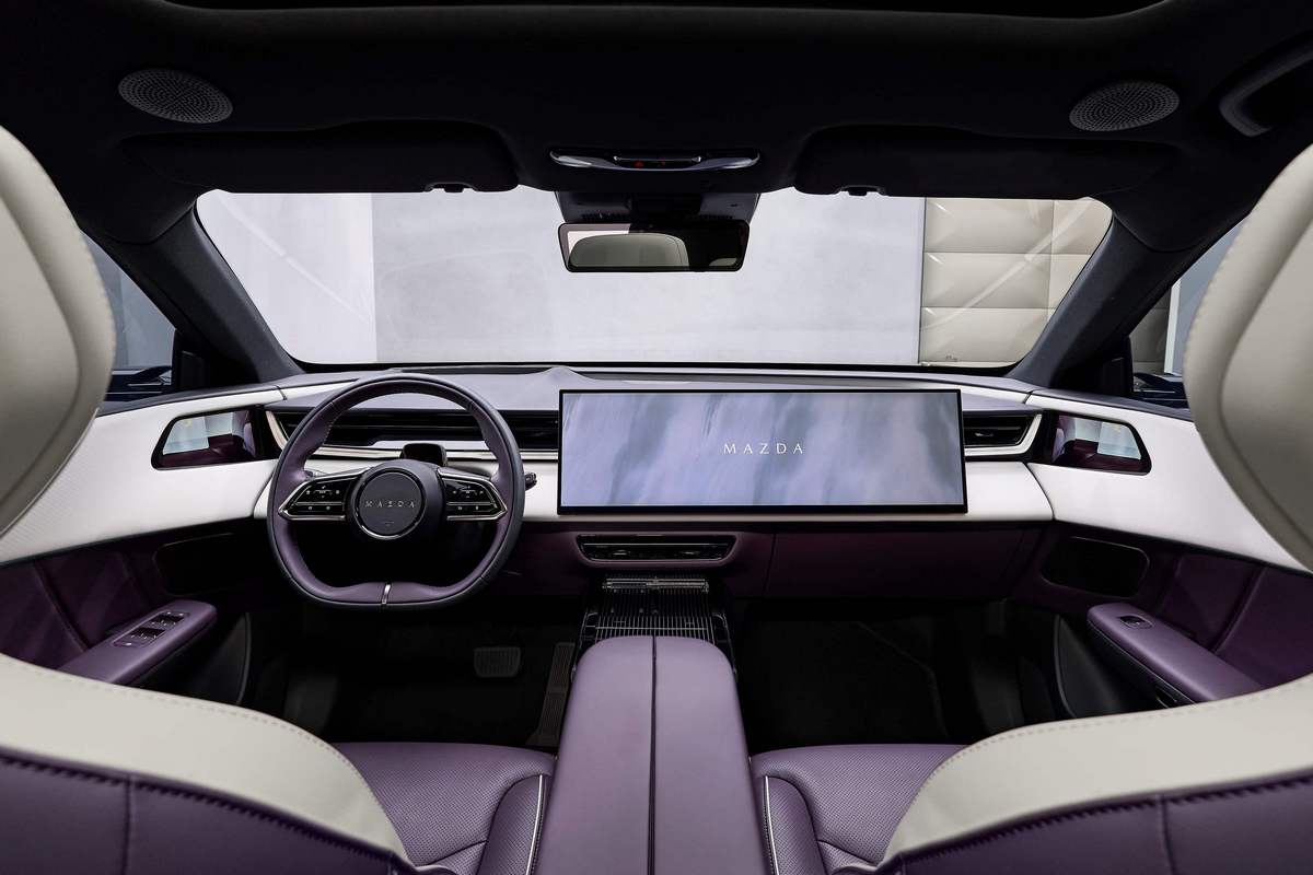 CX-6e車室配備超大的26吋5K螢幕。