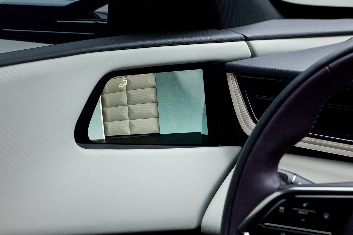 另有提供車外數位後視鏡。