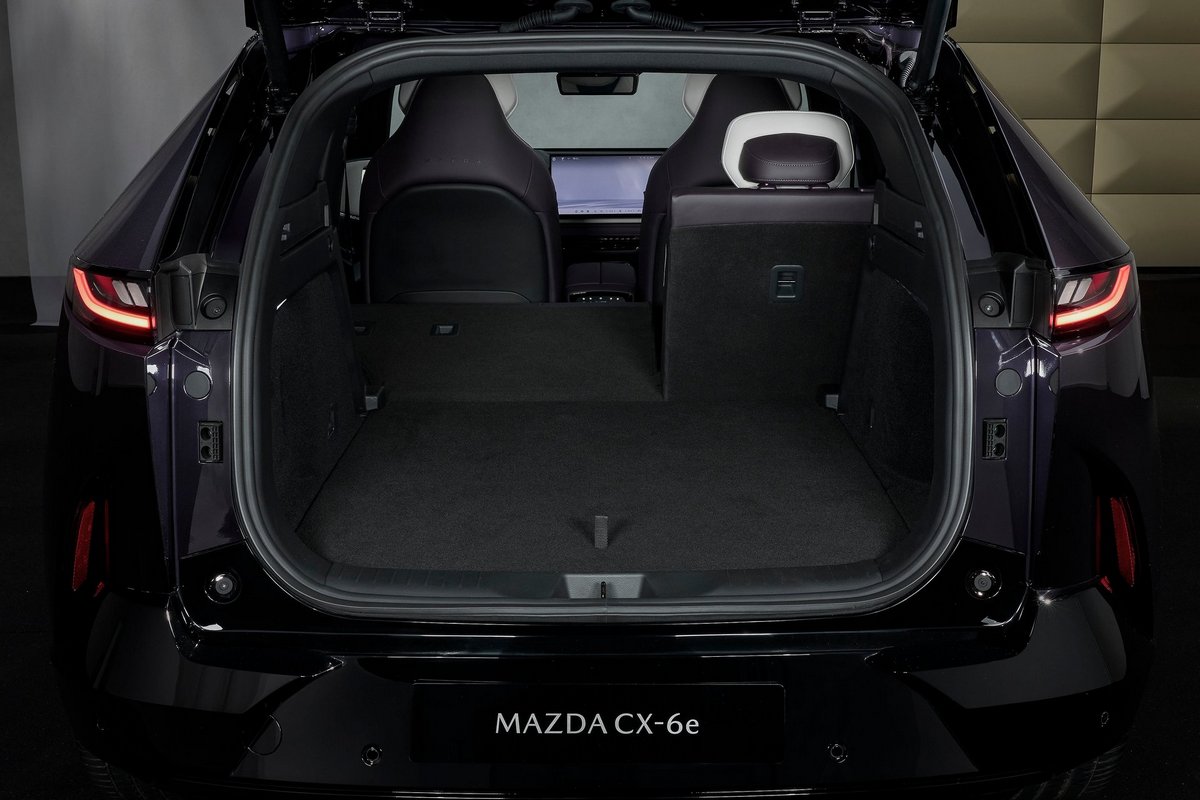 正常情況下行李廂有著468公升置物容積。