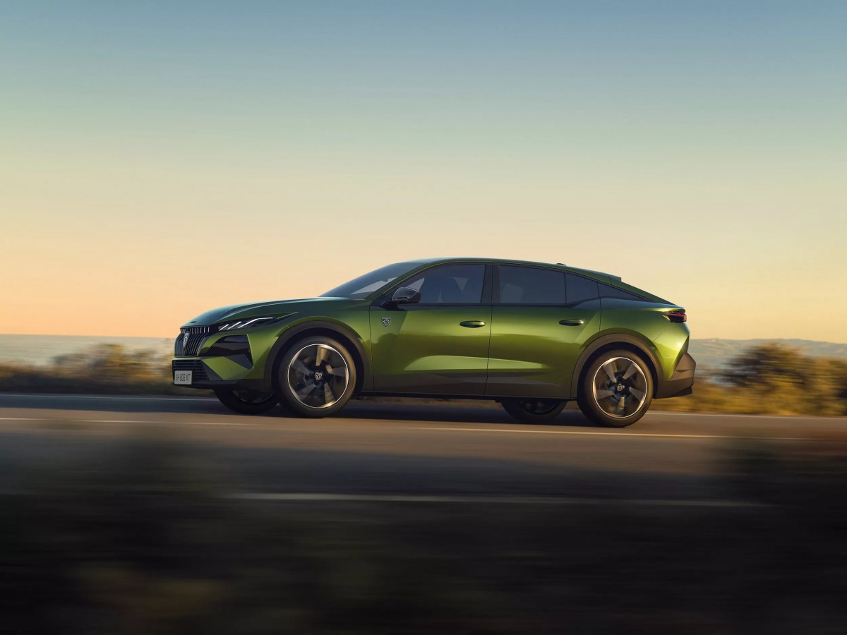 Peugeot特別開發了名為「迷幻綠（Flare Green）」的專屬新車色，這款車漆能隨環境光線在亮黃與深綠之間切換。