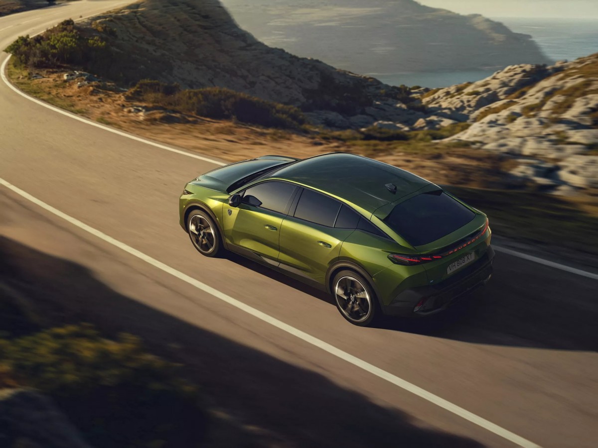 純電版E-408維持58.2 kWh的電池容量，但在空力優化下，WLTP續航里程微幅提升至456公里。