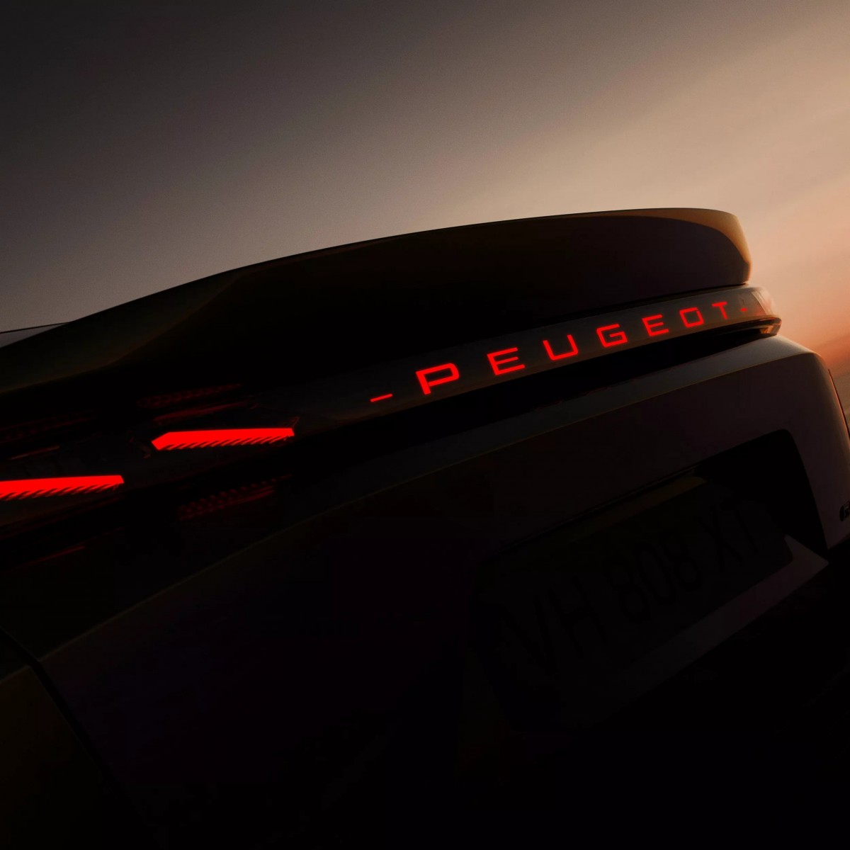 小改款408成為品牌首款在車尾導入「發光PEUGEOT字標」的車型，橫貫式黑化尾燈條在點亮後更具層次。