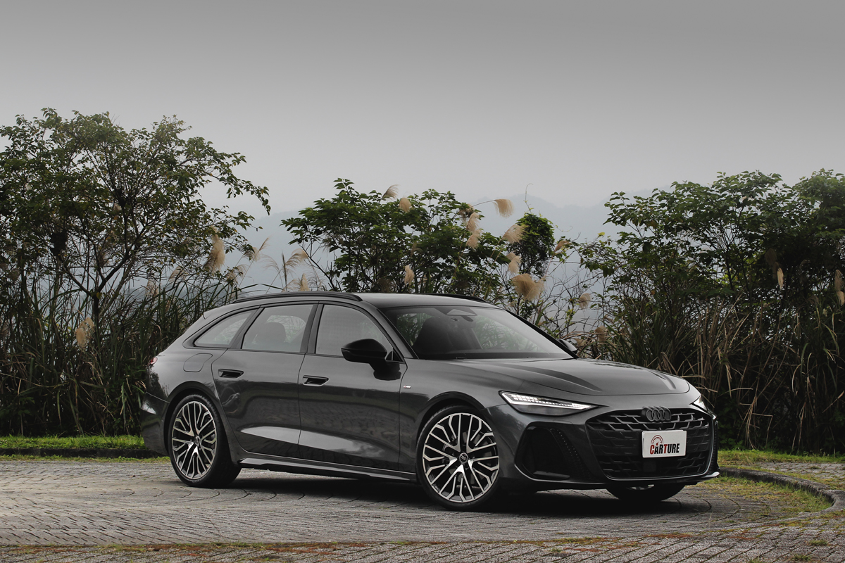 為區分e-tron與TFSI，燃油A6 Avant外觀有著更寬大的水箱護罩和更運動感的造型。