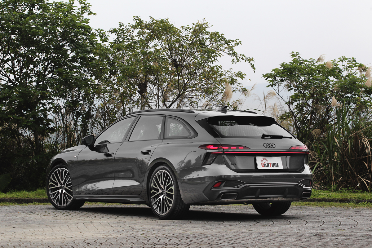燃油A6 Avant車高比A6 Avant e-tron低，整體視覺感受也顯得較為銳利。