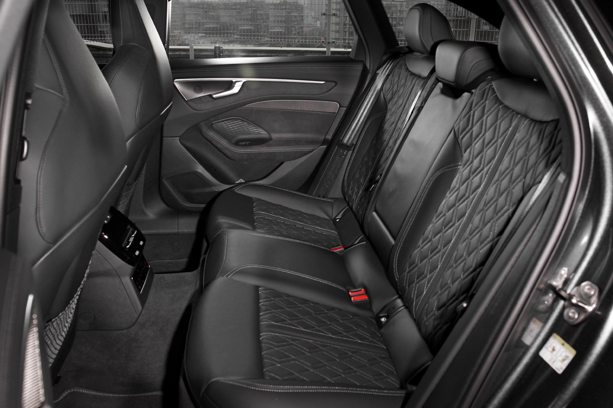 燃油A6 Avant後座底板不是全平果嶺。