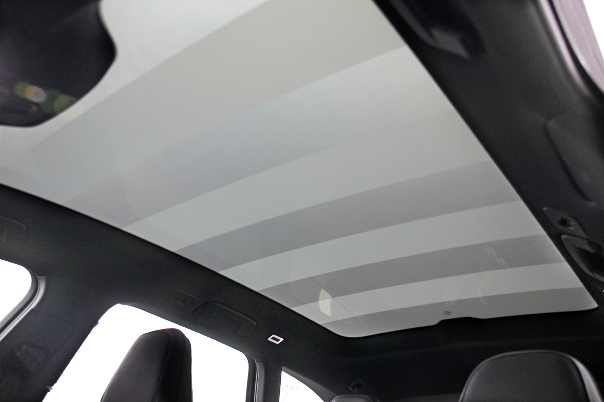 可調光式全景天窗選配價為13.1萬元，