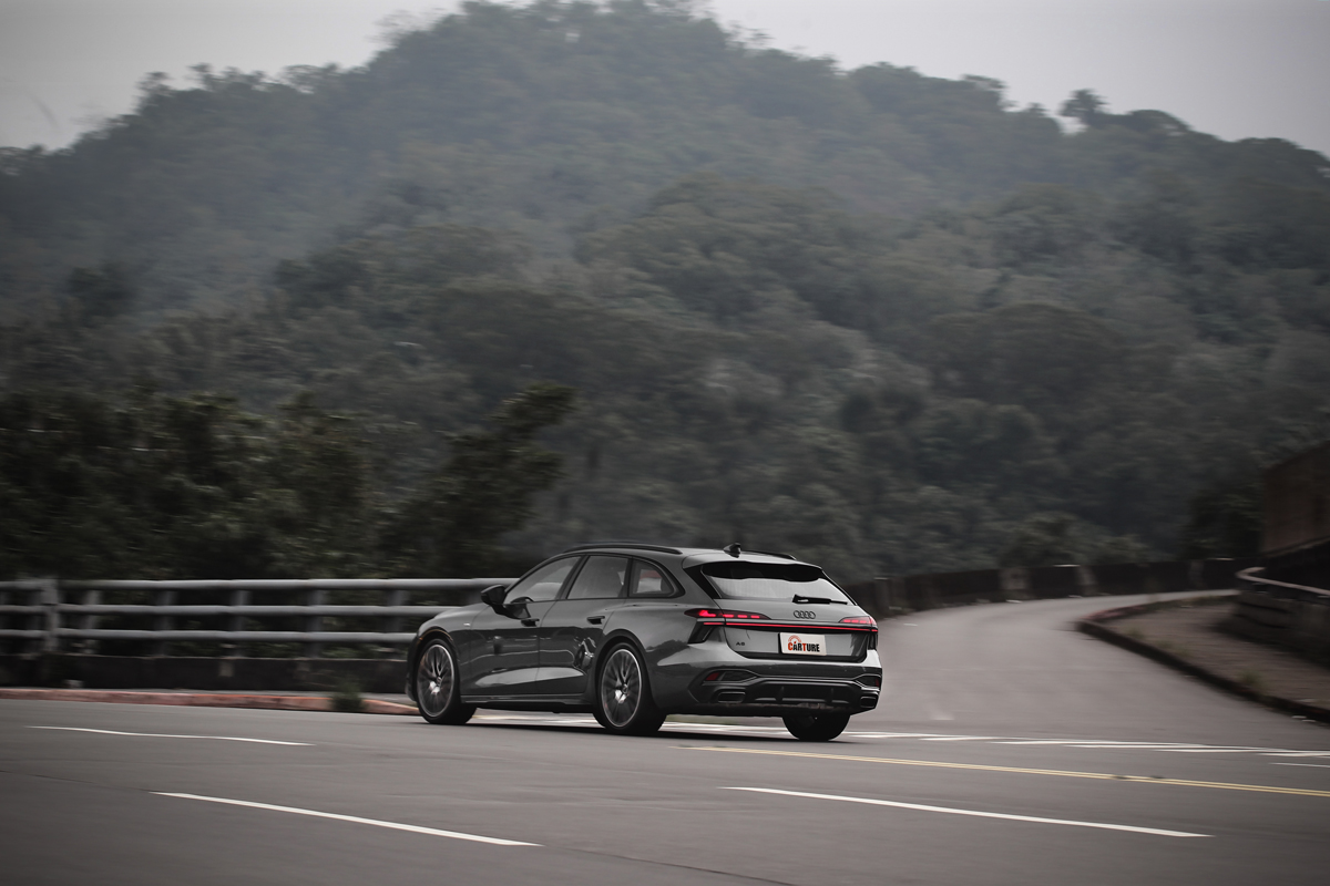 前擋與全車雙層隔音玻璃讓行進過程中幾乎不會聽到太多引擎聲。