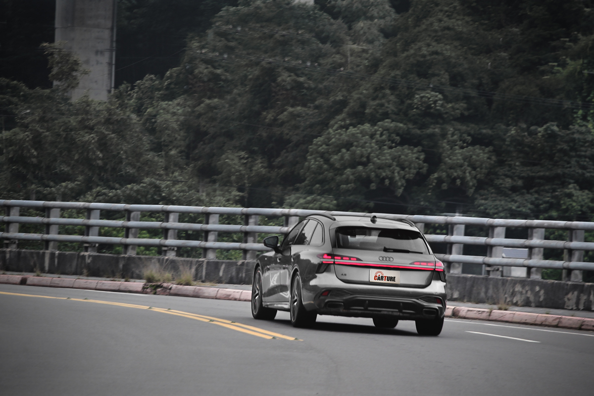 在彎中對抗側傾S line跑車型懸吊提供強大協助。