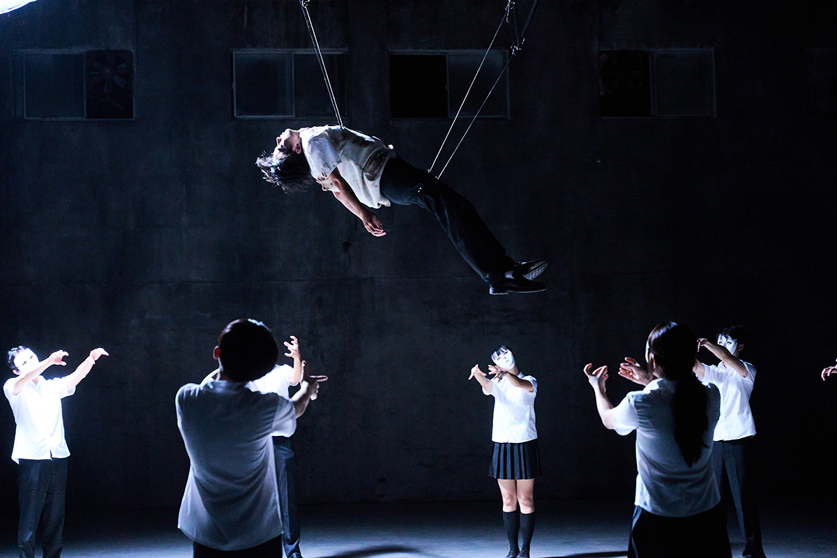 【車勢星聞生命樹 15 週年單曲〈黑羊〉MV 1_12 震撼上線！神還原《大法師》高空墜落鏡頭 。(照片提供：植光土壤音創)