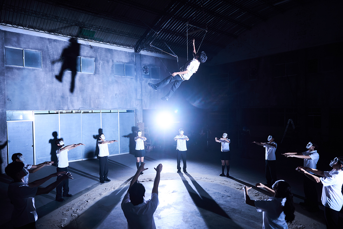 【車勢星聞】 生命樹〈黑羊〉MV 驚見「刑台墜落」！小王子跨時空對話「叛逆期」：養分源於挑戰體制 。(照片提供：植光土壤音創)