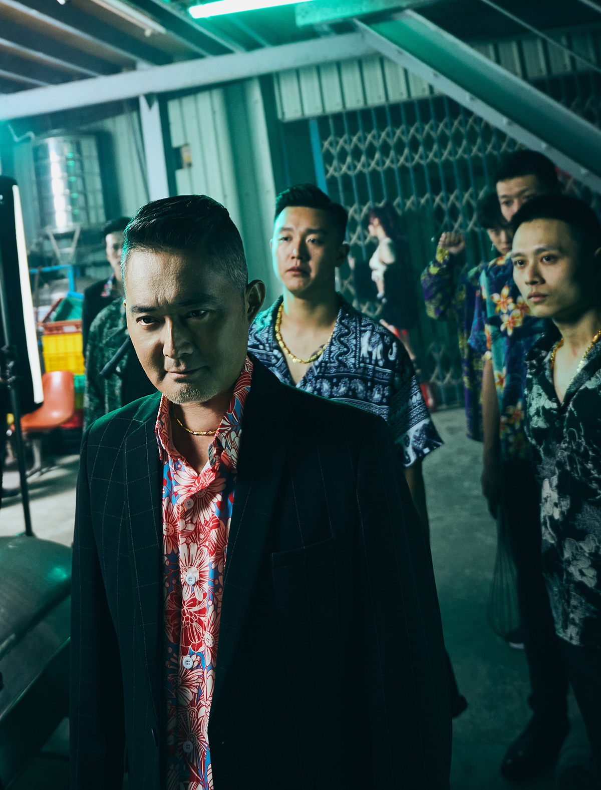 【車勢星聞】資深實力派演員江國賓驚喜出演MV 以經典反派老大之姿與LUVSSI正面交鋒(圖_ 隻魚娛樂 )