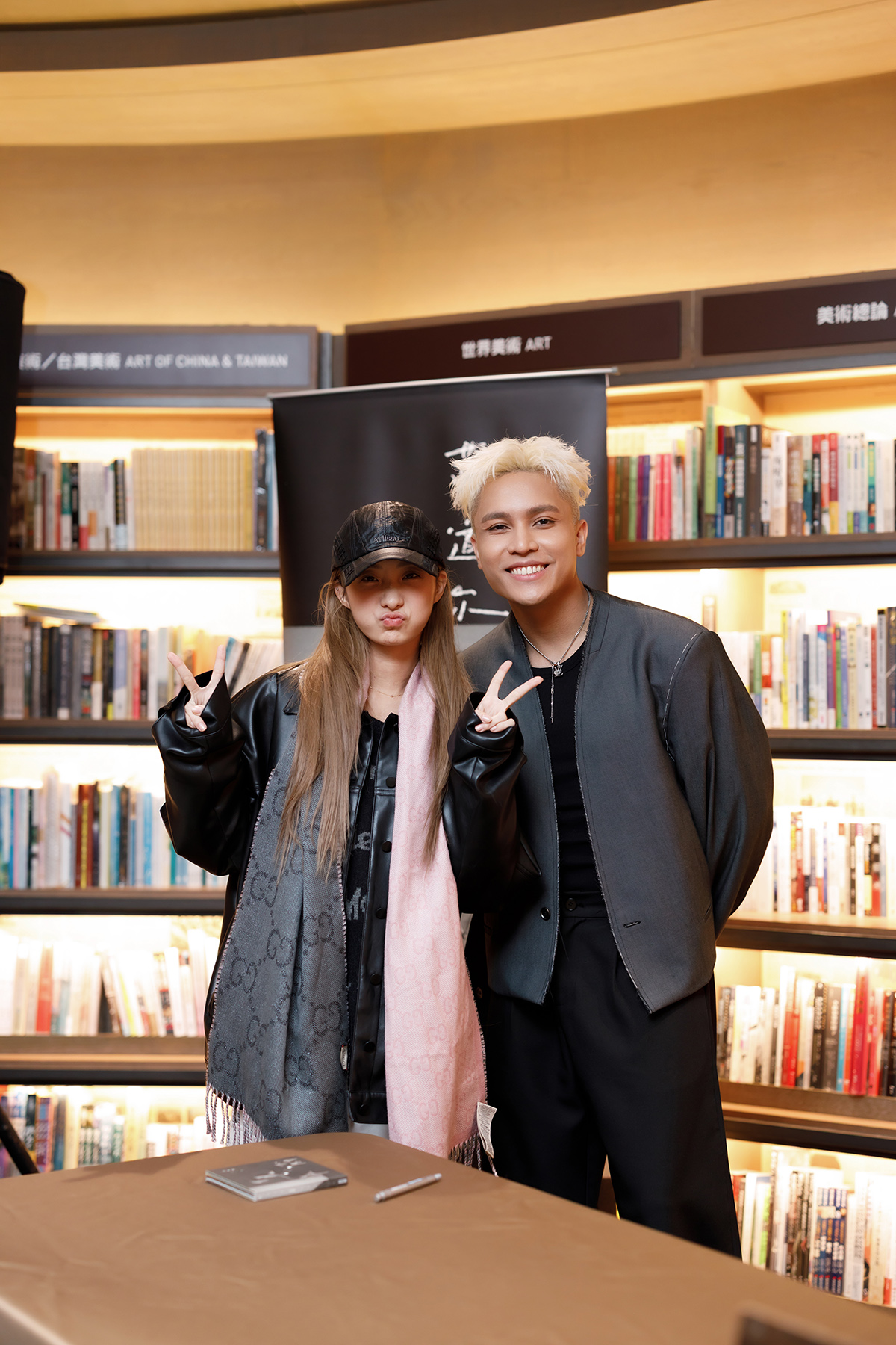 【車勢星聞】陳華（左）低調現身菲道爾（右）台北簽售會現場。（圖／群石國際提供）