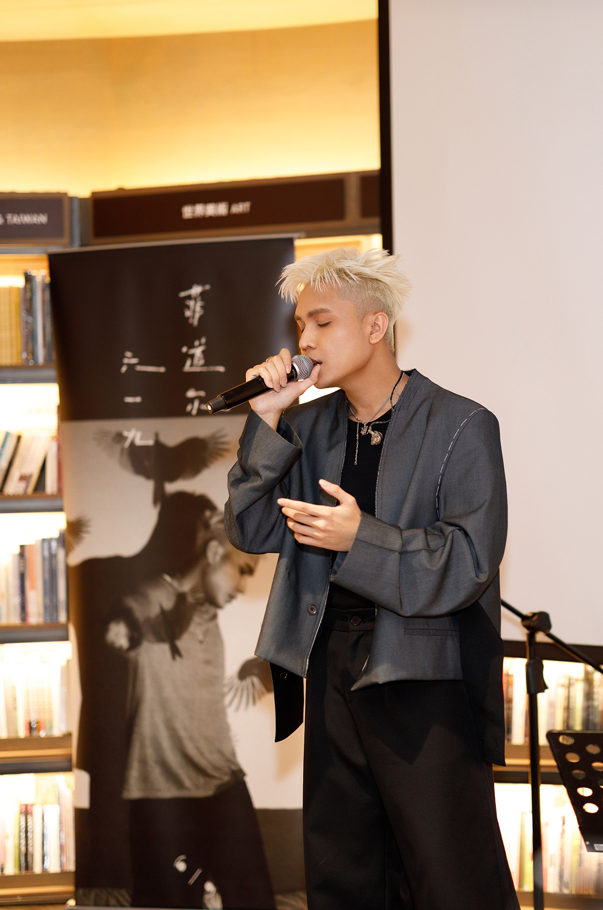 【車勢星聞】菲道爾在簽售會上深情演唱。（圖／群石國際提供）
