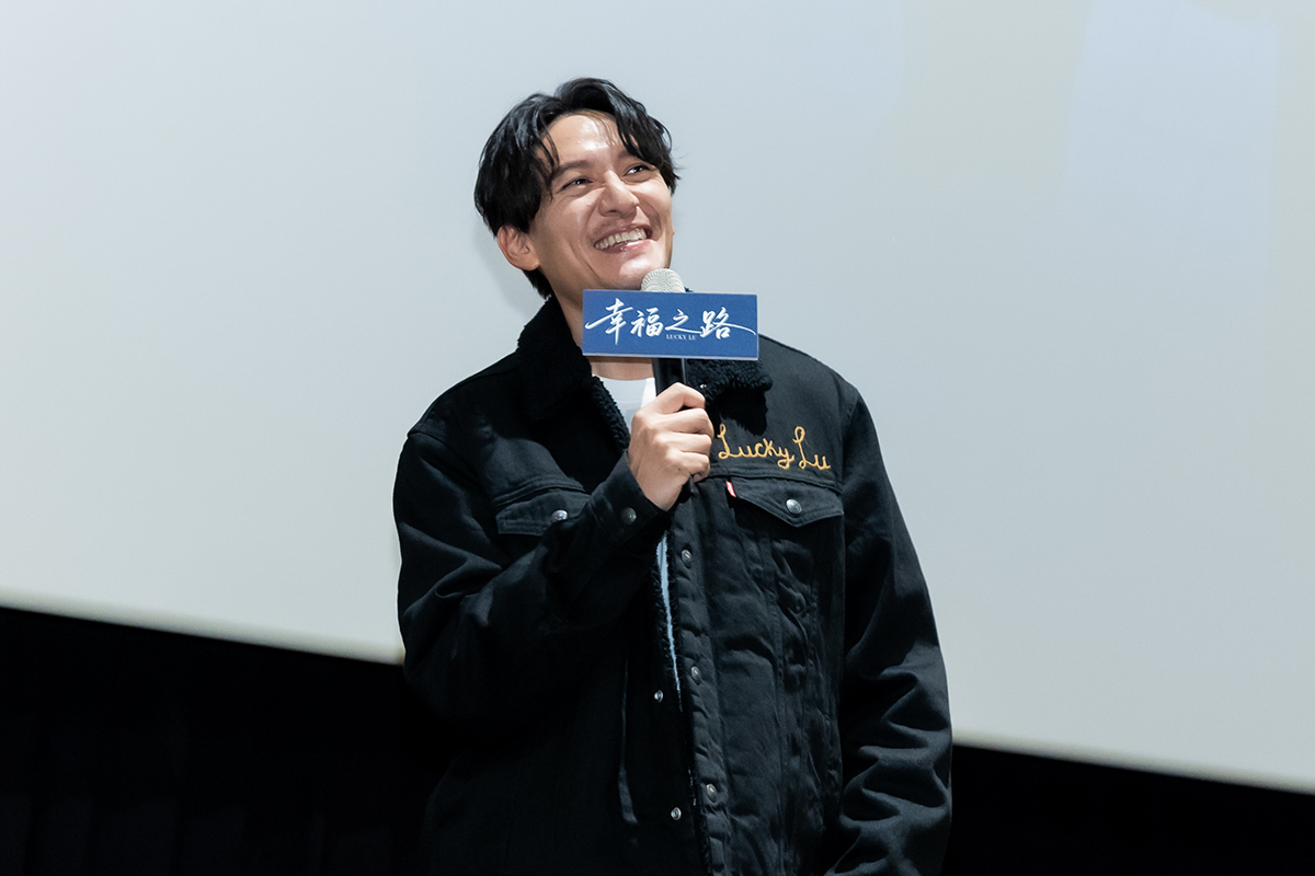 【車勢星聞】】《幸福之路》全片以底片拍攝，營造出貼近現實的質地。張震也分享自己最喜歡的一場戲，是角色在夜晚坐在路邊替手機充電，得知妻女過了海關的那一刻。(圖/甲上娛樂提供)
