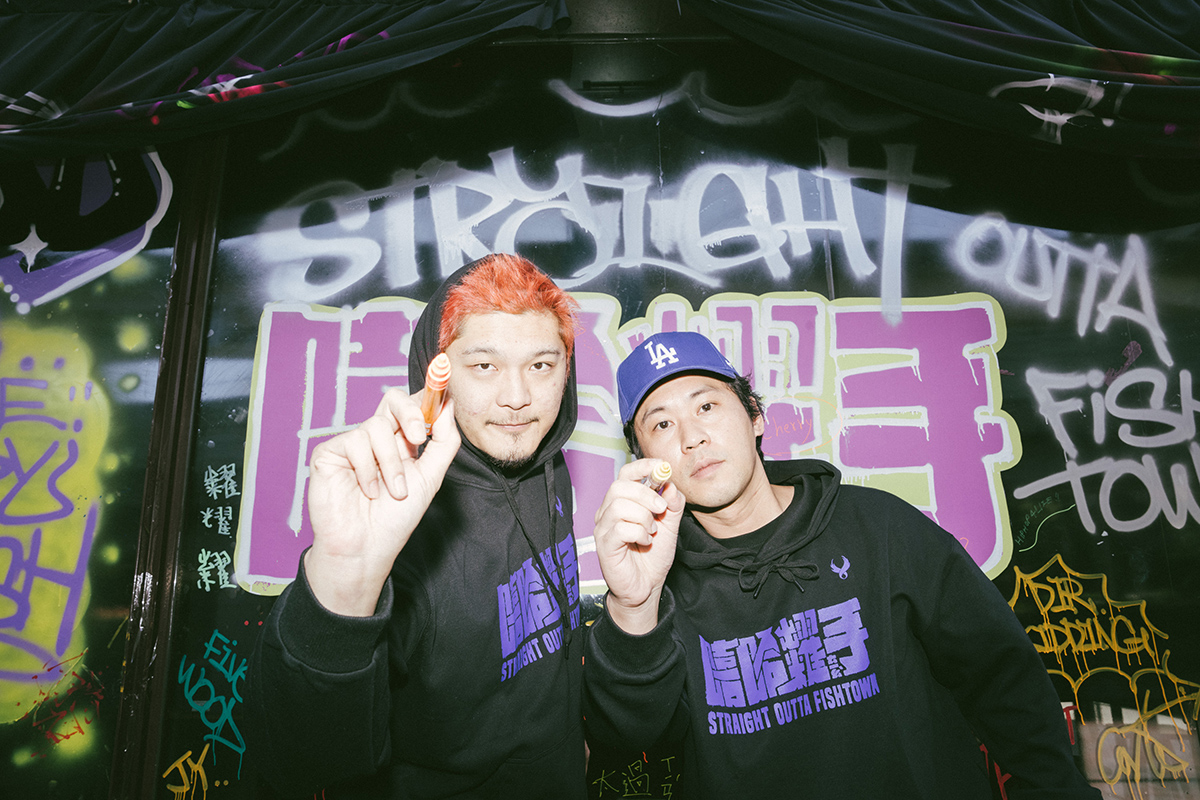 【車勢星聞】LEO王(左)跨界挑大樑認沒自信，與黃迪揚（右）之間的即興反應，讓他逐漸感受到表演的魅力。（英傑哆影業股份有限公司提供）