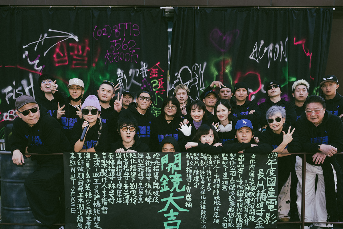 【車勢星聞】上排左起製作人陳厚廷、潤少、顏冠希、五木、導演許智彥、監製盧維君、李紅、李鈺婕、DJ賴皮、袁子芸、Multiverse Music - EyeballRay、SheATH、Macdella、DREW、Yappy。下排左起製作人卡斯特、製作人陳映璇、音樂製作人李權哲、LEO王、戴雅芝、黃迪揚、陳季霞、楊少文。（英傑哆影業股份有限公司提供）