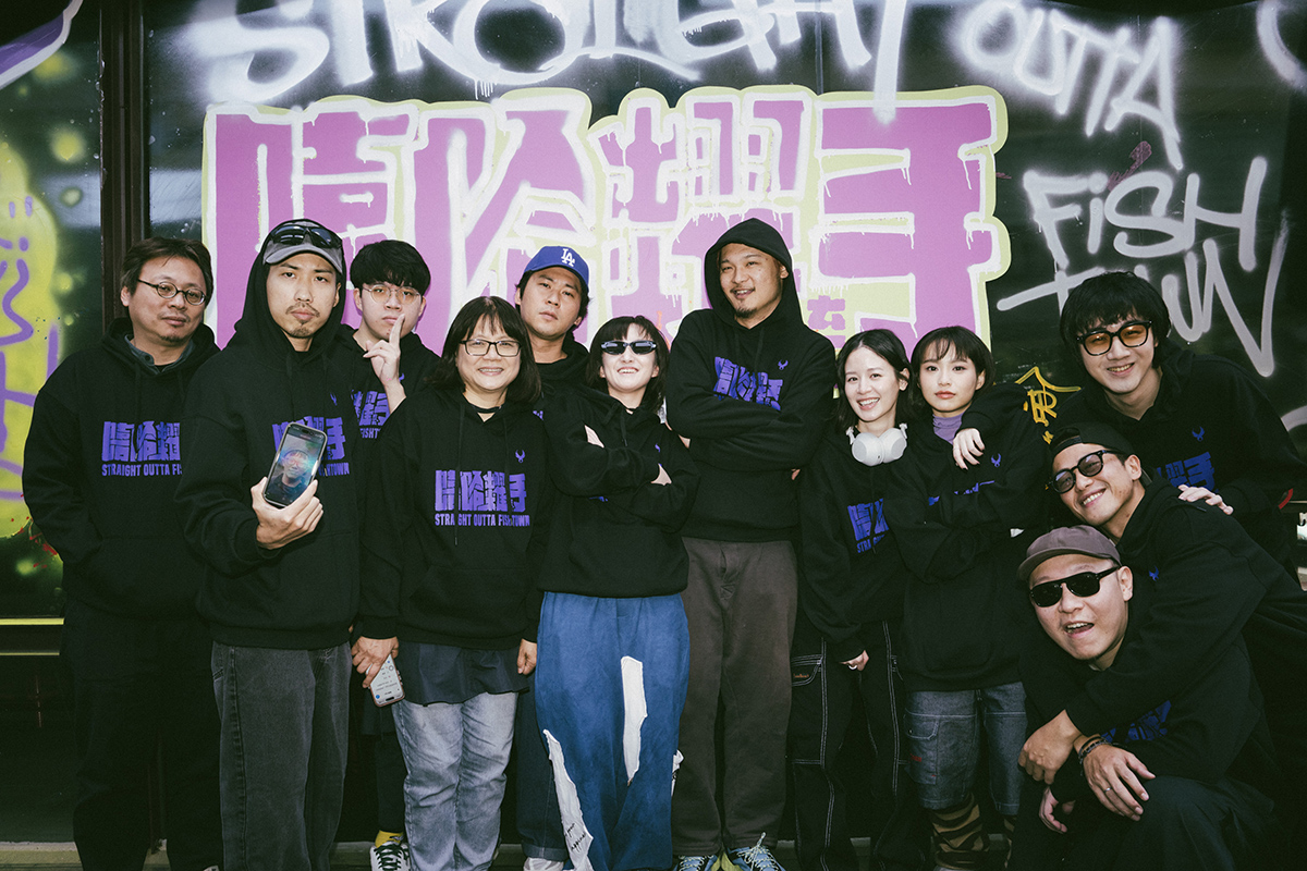 【車勢星聞】《嘻哈糶手》開鏡現場熱鬧有趣。左起美術指導張軼峰、攝影指導曾崴榆、製作人陳厚廷、監製盧維君、黃迪揚、戴雅芝、LEO王、袁子芸、李鈺婕、音樂製作人李權哲(右1上)、導演許智彥(右1中)、製作人卡斯特(右1下)。（英傑哆影業股份有限公司提供）