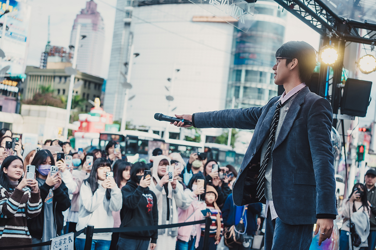 【車勢星聞】日前，洪暐哲於「西門play樂購町」紅樓前廣場舉辦全新單曲〈어쩌면 너도 或許你也〉簽唱會。(圖片提供/年代整合行銷)