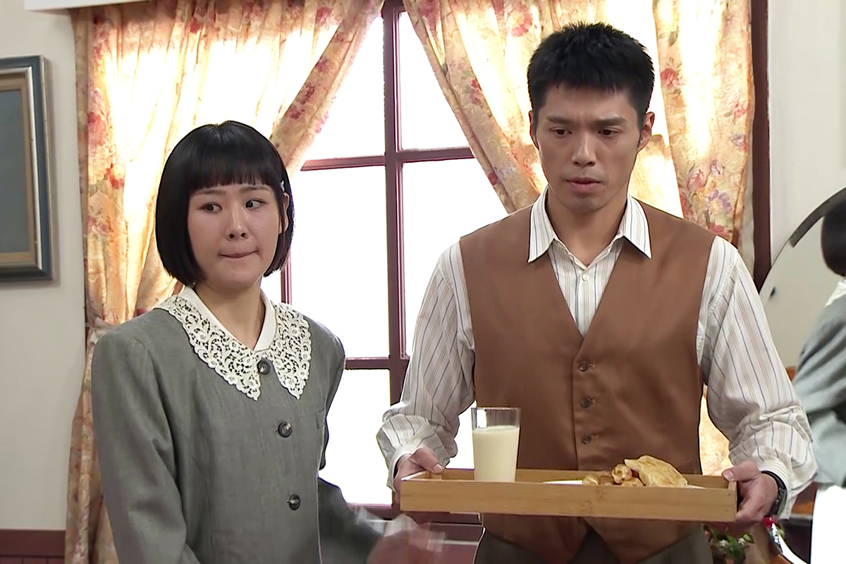 【車勢星聞】何宜珊(左)拉著王盈凱替婆婆送早餐。圖／台視