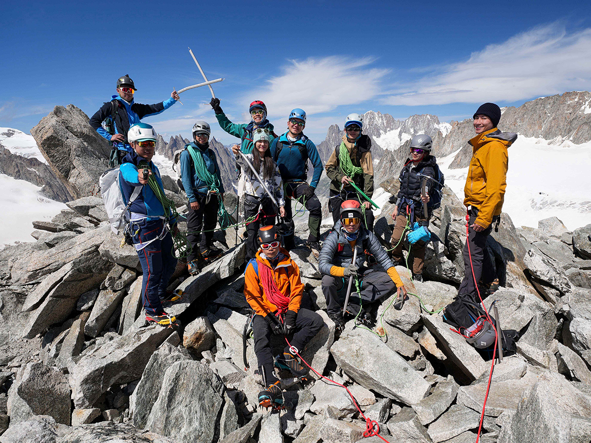 【車勢星聞】雷艾美提到，曾看到阿傑明明感冒、身體不適，卻仍勉強撐著完成任務，讓她瞬間警覺：「這一趟真的要好好自保。」。（圖：三立提供）
