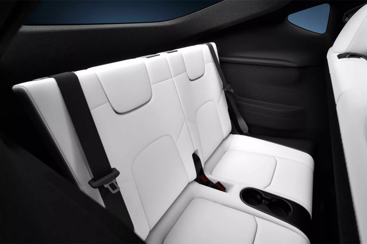 特斯拉Model Y將三排七人座車型回歸，但座位依舊非常狹小。