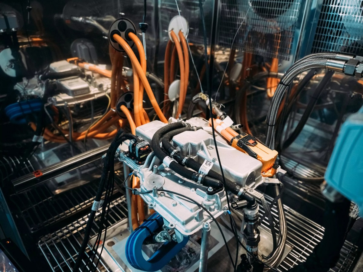 BMW M計畫在純電M3上導入模擬換檔功能，這套技術將透過馬達輸出的瞬間扭力震動、模擬聲浪以及動力銜接的間斷感，還原傳統燃油車切換檔位時的體感衝擊。