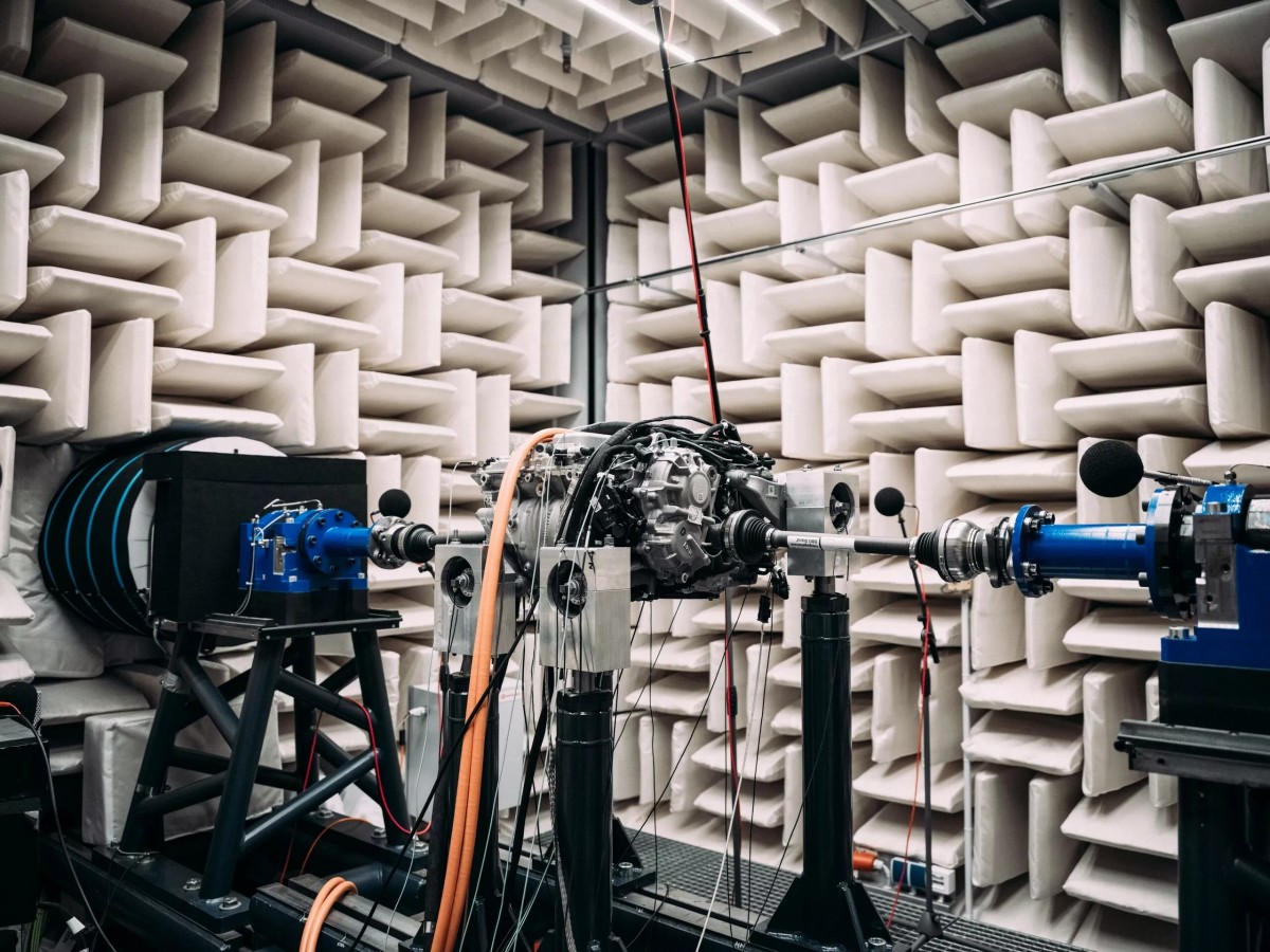 車輛搭載的獨立四馬達系統，每一顆馬達精準控制一個車輪，讓車輛能實現極致的扭力分配，提供比傳統機械式差速器更迅速、更細膩的過彎循跡性。