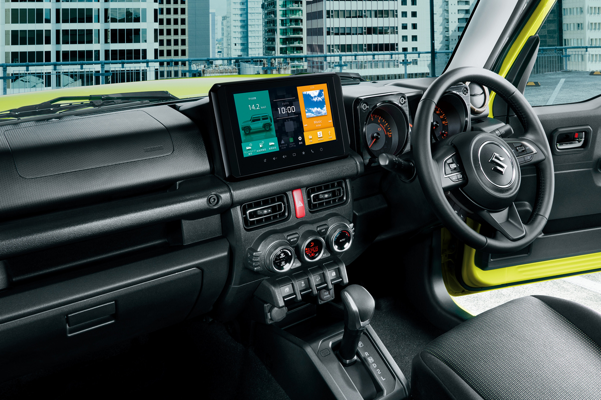 新年式Jimny加入Suzuki Connect智慧連網、ACC主動式車距巡航控制、DSBS II雙感知器煞車輔助和車道偏離預防等系統，國內方面今年有望導入。