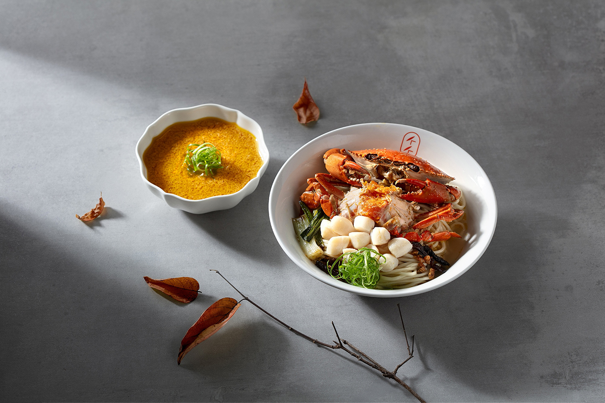 整隻紅蟳霸氣上桌！墨竹亭「蟹黃紅蟳煨麵」新春限定登場。（示意圖：品牌提供）
