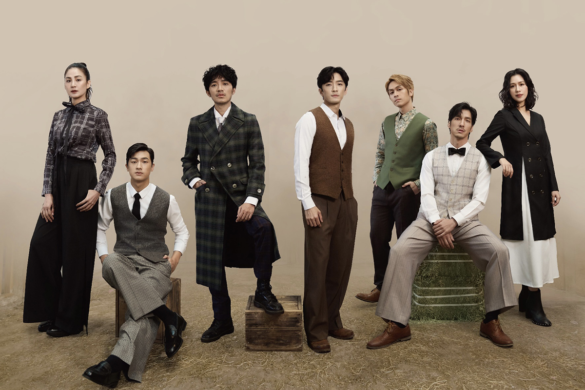 【車勢星聞】「幸星娛樂」馬年拍攝新年曆藝人們與馬兒互比誰比較專業玩到忘了在工作。（圖：幸星娛樂提供） 