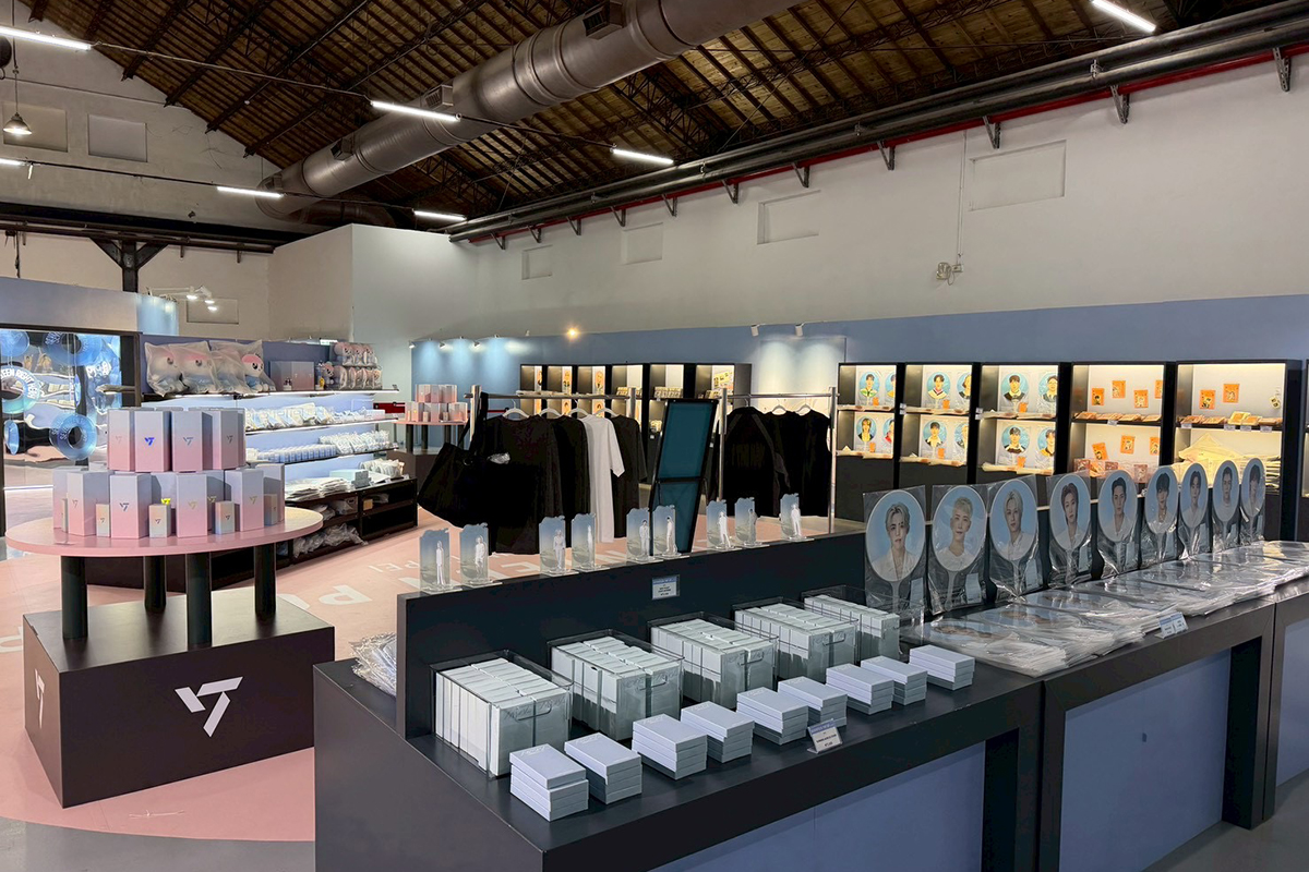 【車勢星聞】韓團SEVENTEEN官方周邊快閃店登陸台北，與粉絲近距離相見。（圖：Star Plan辰星計畫提供） 