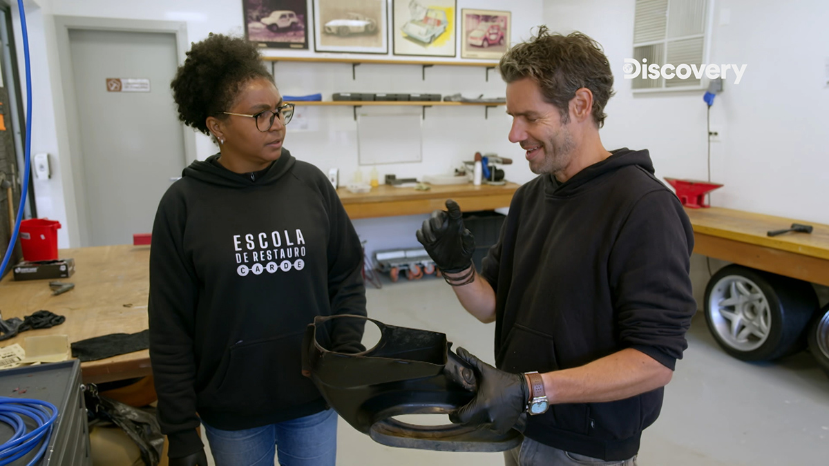 【車勢星聞】Discovery頻道《翻新中古車：世界巡迴》 圖說：主持人造訪巴西經典車修復學校，與學生交流。