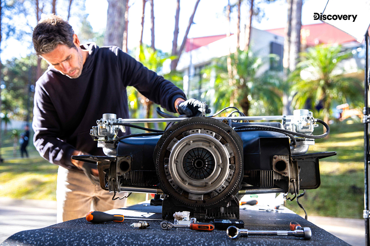 【車勢星聞】Discovery頻道《翻新中古車：世界巡迴》 圖說：前賽車技師 Elvis 出手，專業級翻新技術火力全開。