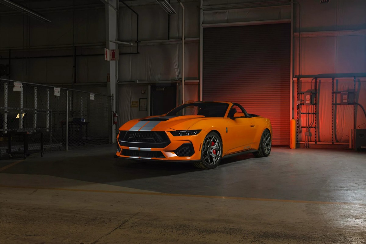 車輛配備專屬的鋁合金引擎蓋，含大型散熱導孔、Borla運動化排氣系統，以及20吋流體鍛造鋁圈。