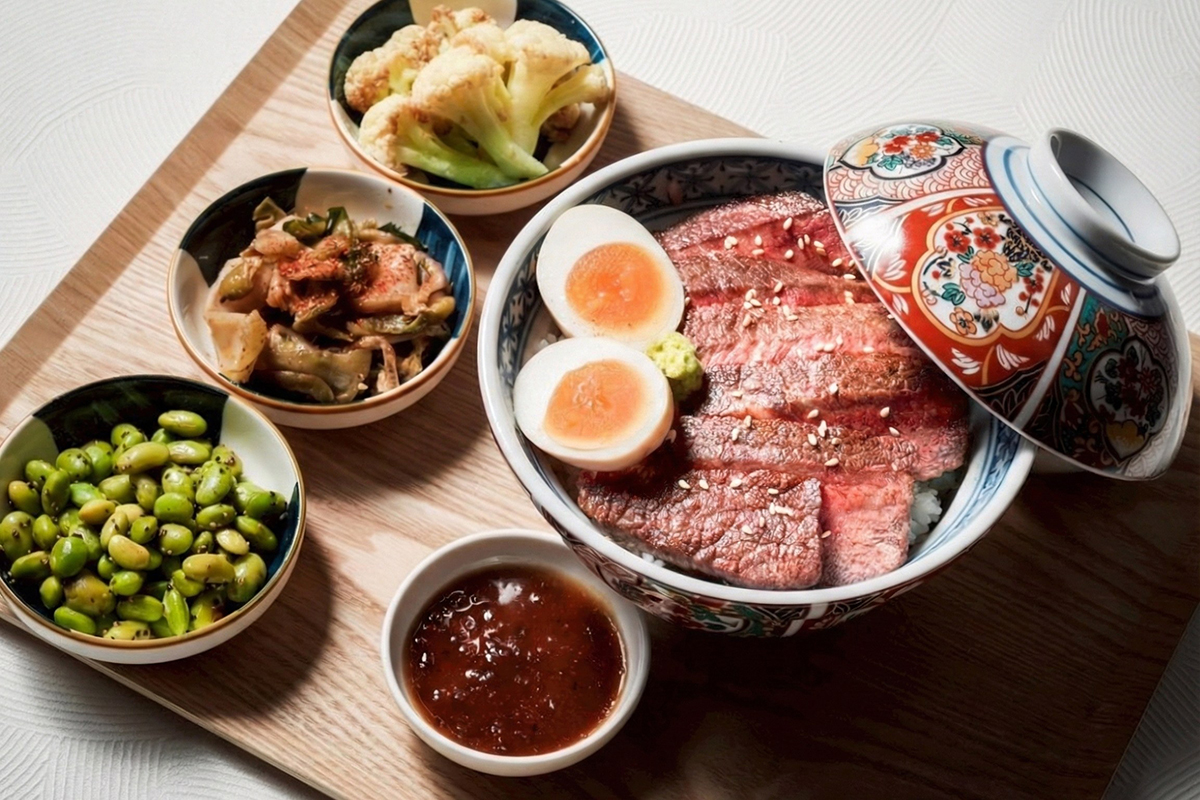 和牛十圖期間限定A5和牛「近江澤井姬牛排丼」第二份半價。（示意圖：品牌提供）