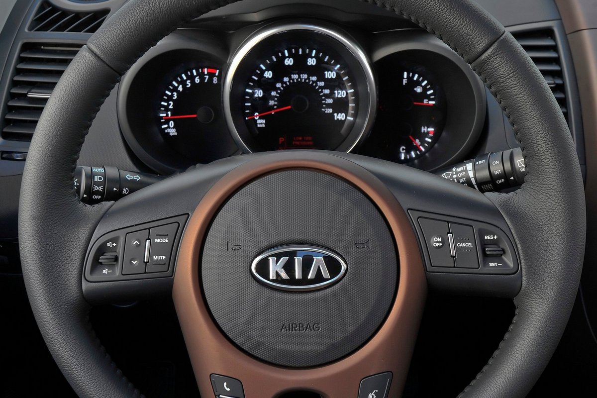 Kia一名資深技師維修Soul儀表板時不甚被割傷因此向Kia提告，但法官認為技師經驗豐富應要知如何避險。