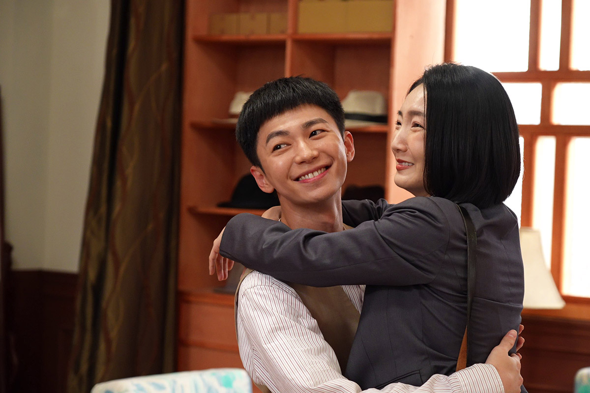 【車勢星聞】陳玹宇、許瀞蔆上演「意外之吻」，盧彥澤一旁吃瓜。（圖：台視提供） 