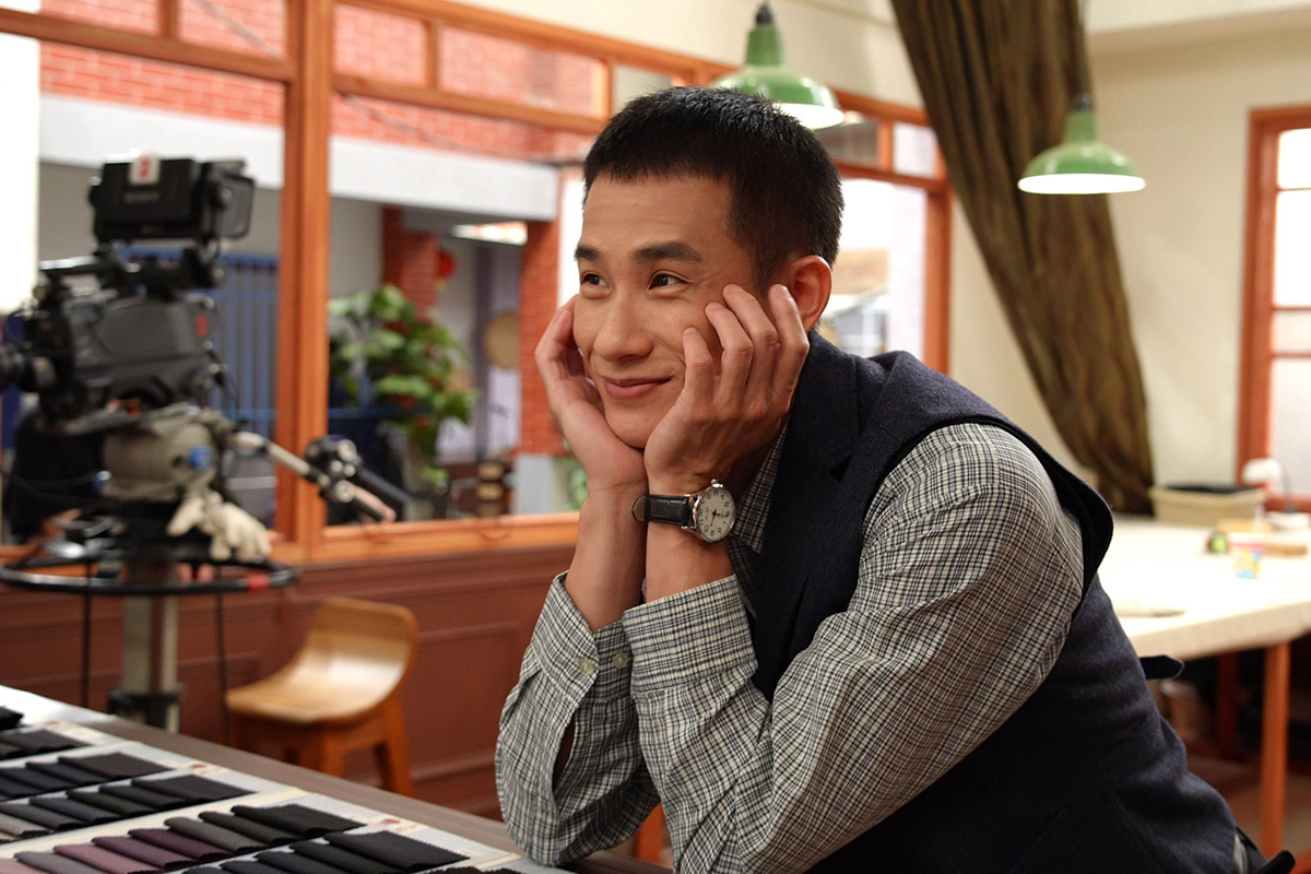 【車勢星聞】陳玹宇、許瀞蔆上演「意外之吻」，盧彥澤稱職一旁吃瓜。（圖：台視提供） 