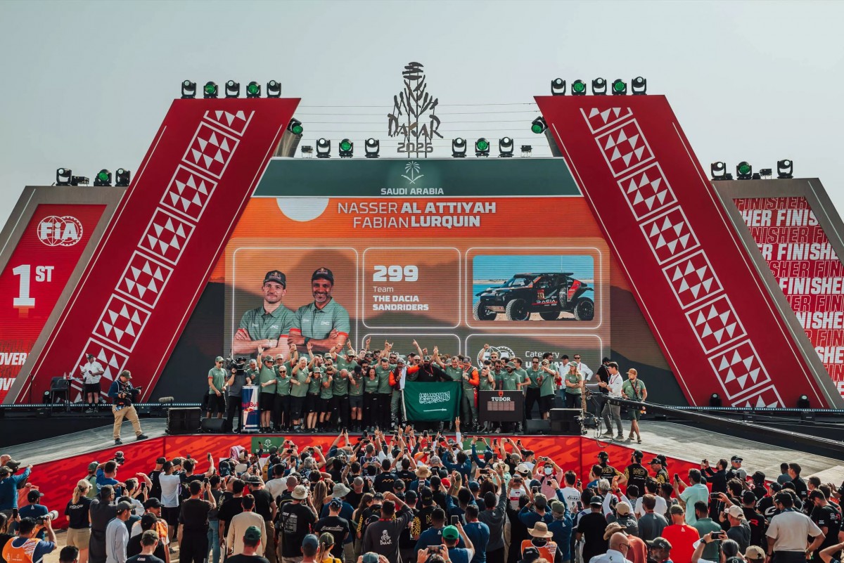由拉力傳奇Nasser Al-Attiyah駕駛的Sandrider賽車在兩週的極限考驗下表現完美，最終成功捧起總冠軍獎盃，為Dacia寫下了品牌賽車史上最輝煌的一頁。