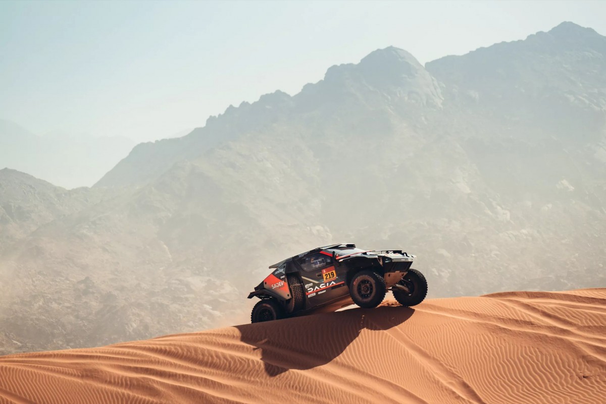 Sandrider是Dacia與英國賽車名門Prodrive深度合作的產物，為了應對達卡的嚴苛環境，車輛不僅進行了極致的輕量化，更採用了由合成燃料驅動的V6雙渦輪增壓引擎。