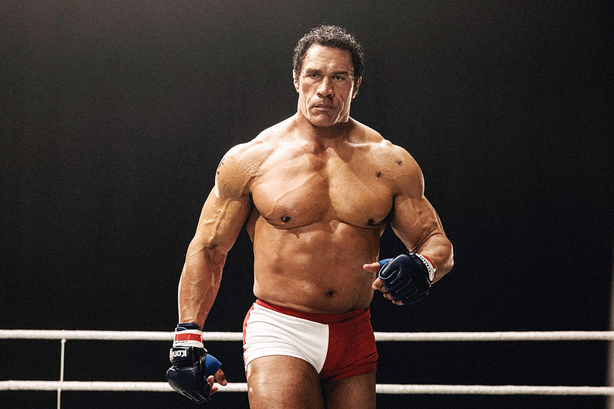 【車勢星聞】【重擊人生】劇照_巨石強森在半年內迅速增重13公斤，更參加12週格鬥訓練營，讓動作能夠更加精準。(圖/「采昌國際多媒體」提供)