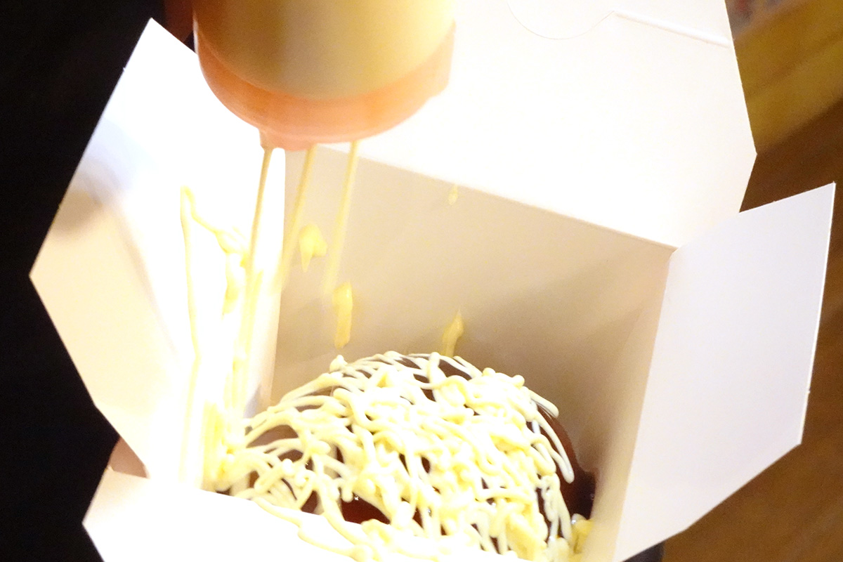 除了內餡食材外，翻烤過程與醬汁更是「爆彈章魚燒」（ばくだん焼）的靈魂所在。