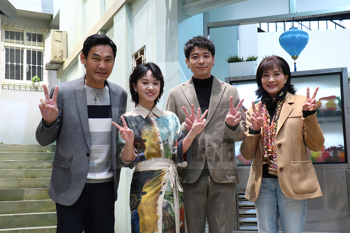 【車勢星聞】大愛劇《大愛街二巷》侯彥西、嚴正嵐、柯素雲、夏靖庭親自開箱拍攝棚景。（圖：車勢星聞） 