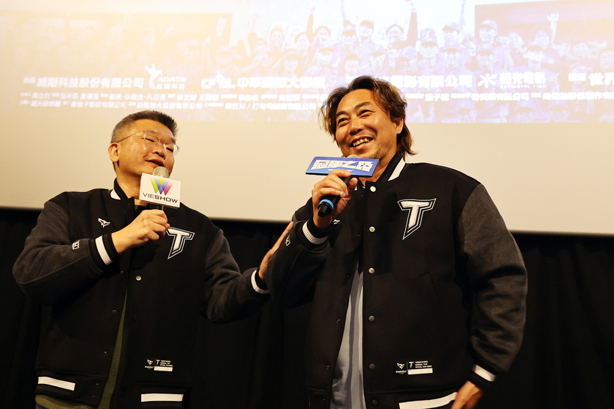 【車勢星聞】中華職棒會長蔡其昌（左），偕同投手教練林岳平（右）一起到戲院欣賞《冠軍之路》，重溫當時的熱血與信念。／中華職業棒球大聯盟 提供